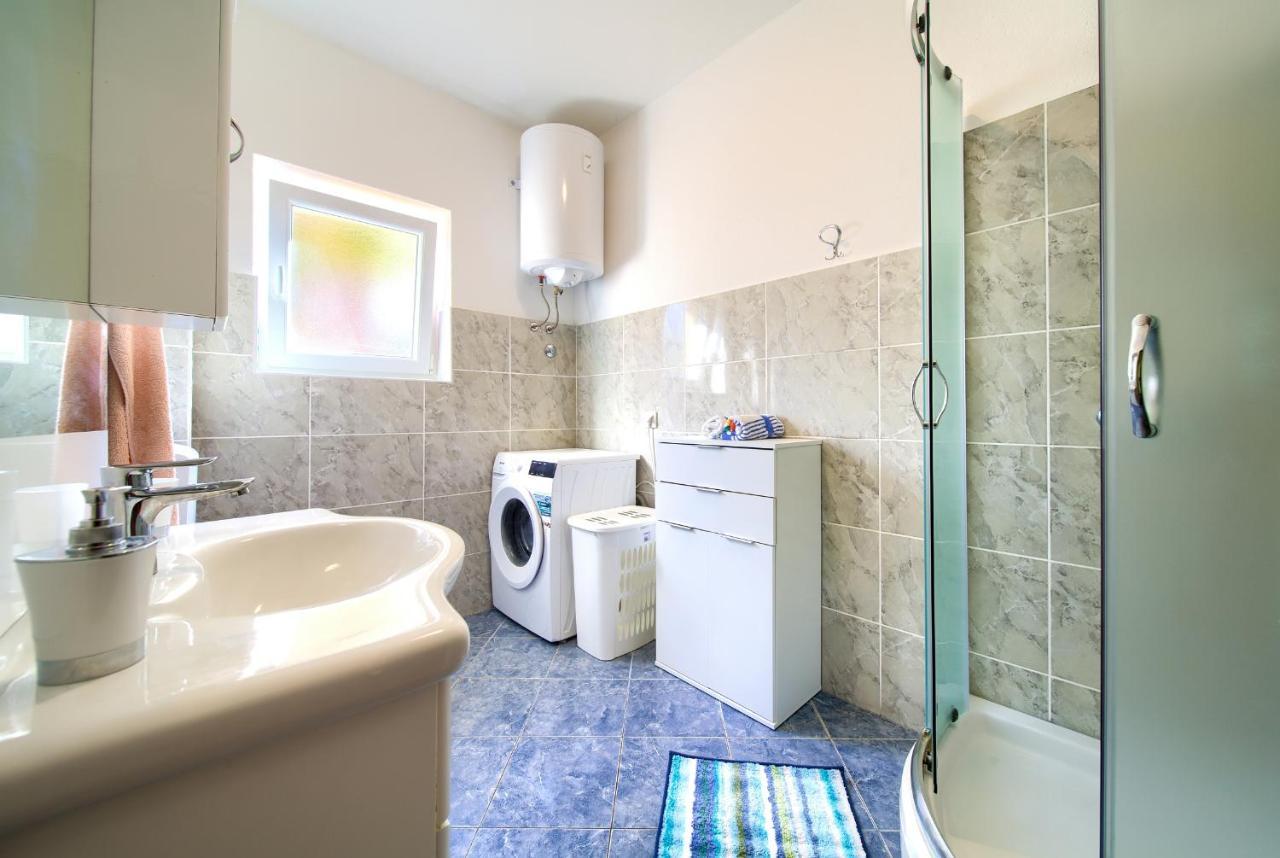 Apartments Petra Крк Екстер'єр фото