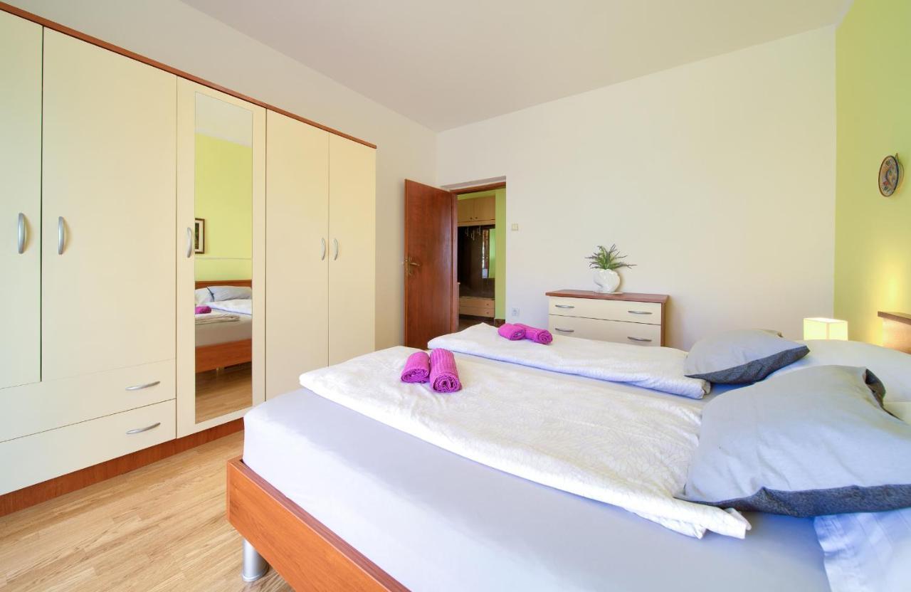 Apartments Petra Крк Екстер'єр фото