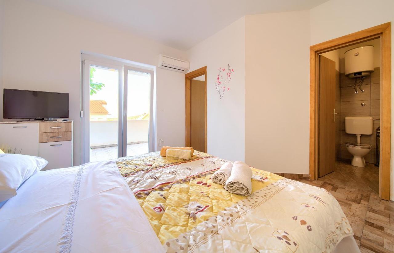 Apartments Petra Крк Екстер'єр фото