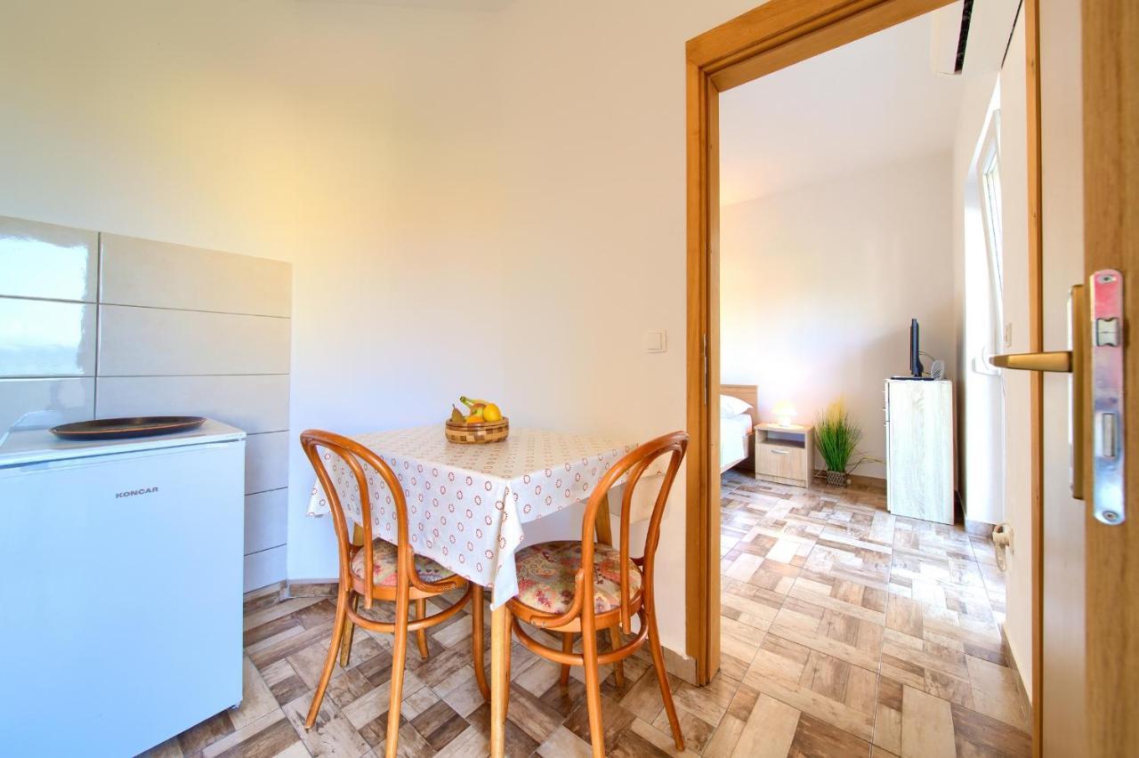 Apartments Petra Крк Екстер'єр фото