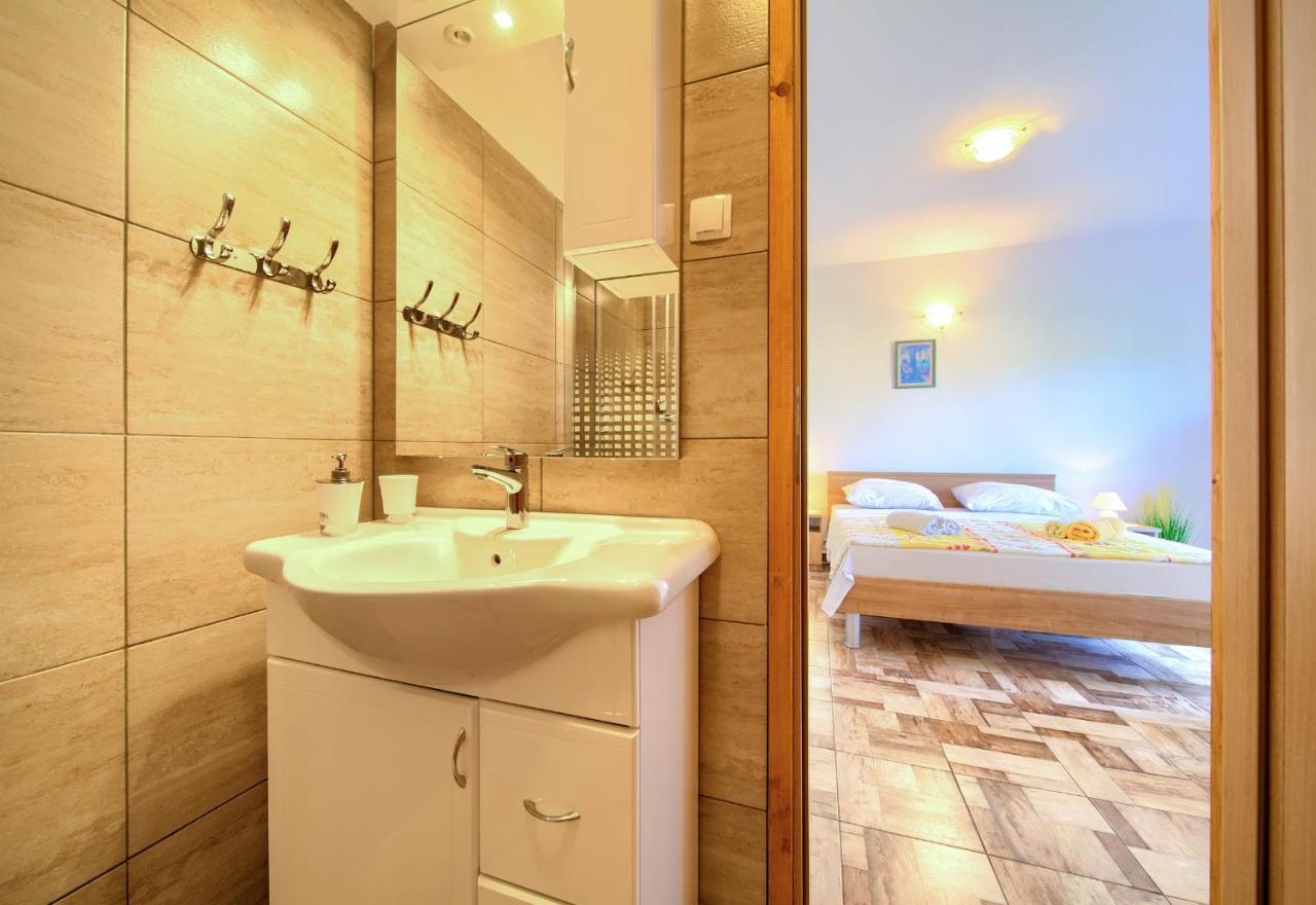 Apartments Petra Крк Екстер'єр фото
